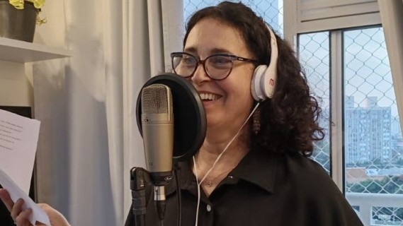 Mara Sanvidotti gravando vinhetas para Rádio Web Independente.